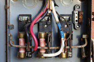 short-circuit-159142093-resized-56a27fb43df78cf77276bc35